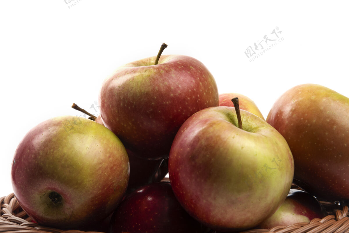 红色柳条篮新鲜多汁的苹果隔离在白色多汁水果美味