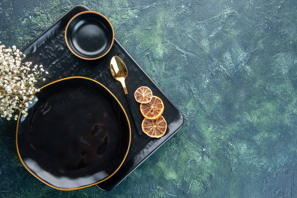 金属顶视图黑色盘子不同大小和形状的深色背景颜色晚餐银色餐厅服务餐具食物视图用餐颜色