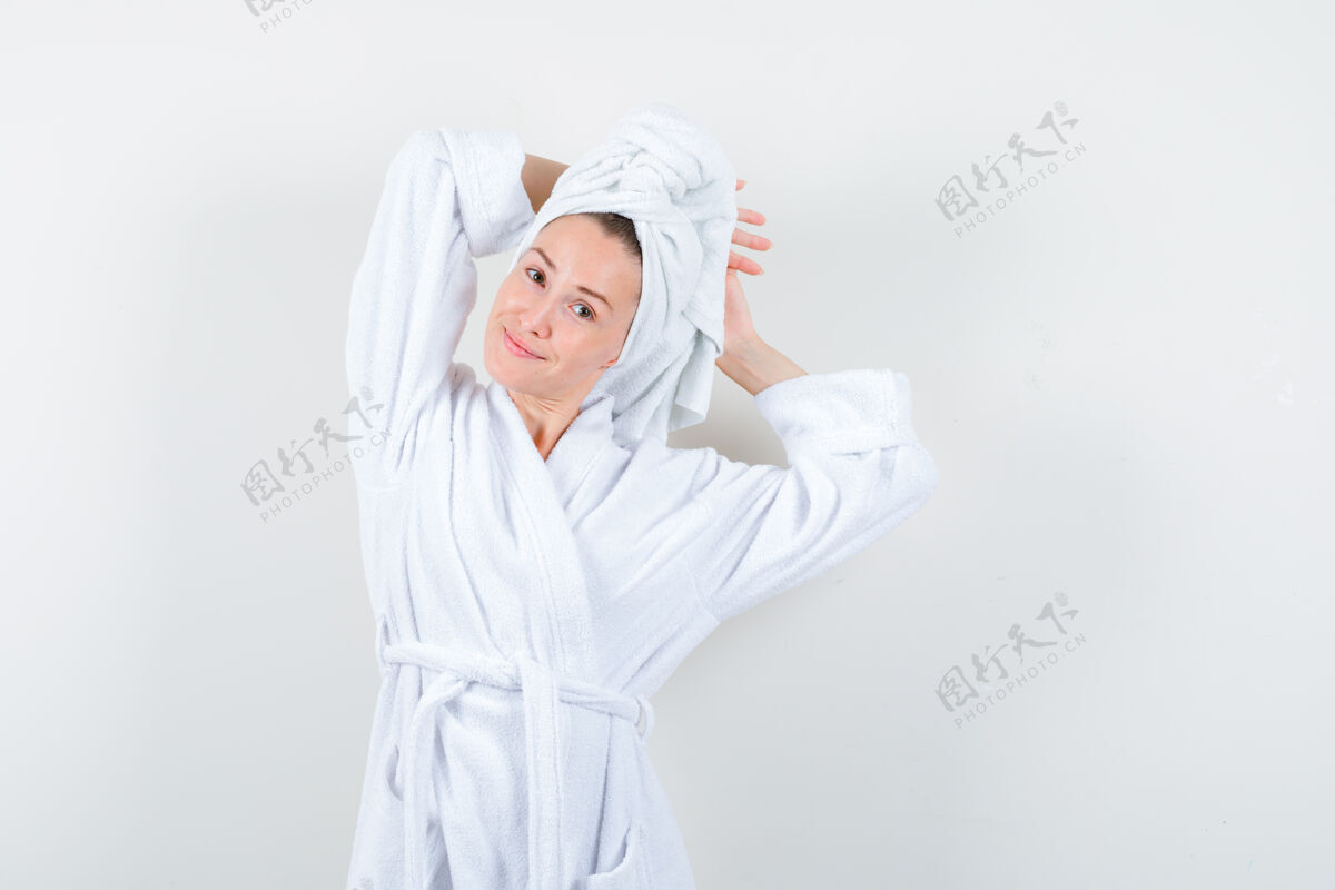 微笑穿着白色浴衣 毛巾 舒展上身的年轻女子 看上去很放松正视图头发模型前面