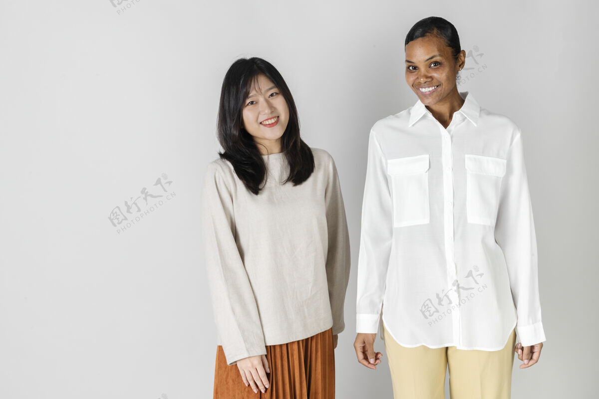 亚洲人穿着简约风格服装的亚非女人一起女人米色上衣