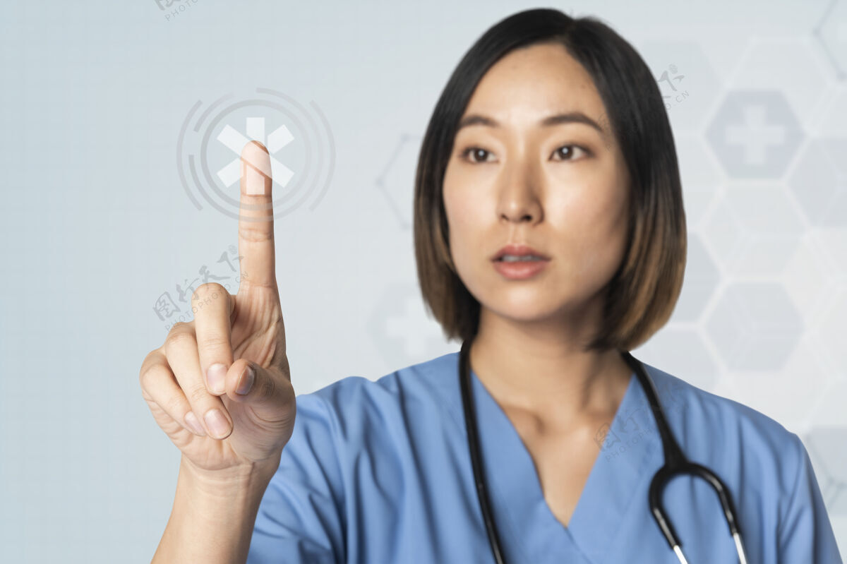 医疗工作者身着医疗制服的医务人员在虚拟屏幕中工作研究虚拟界面图形