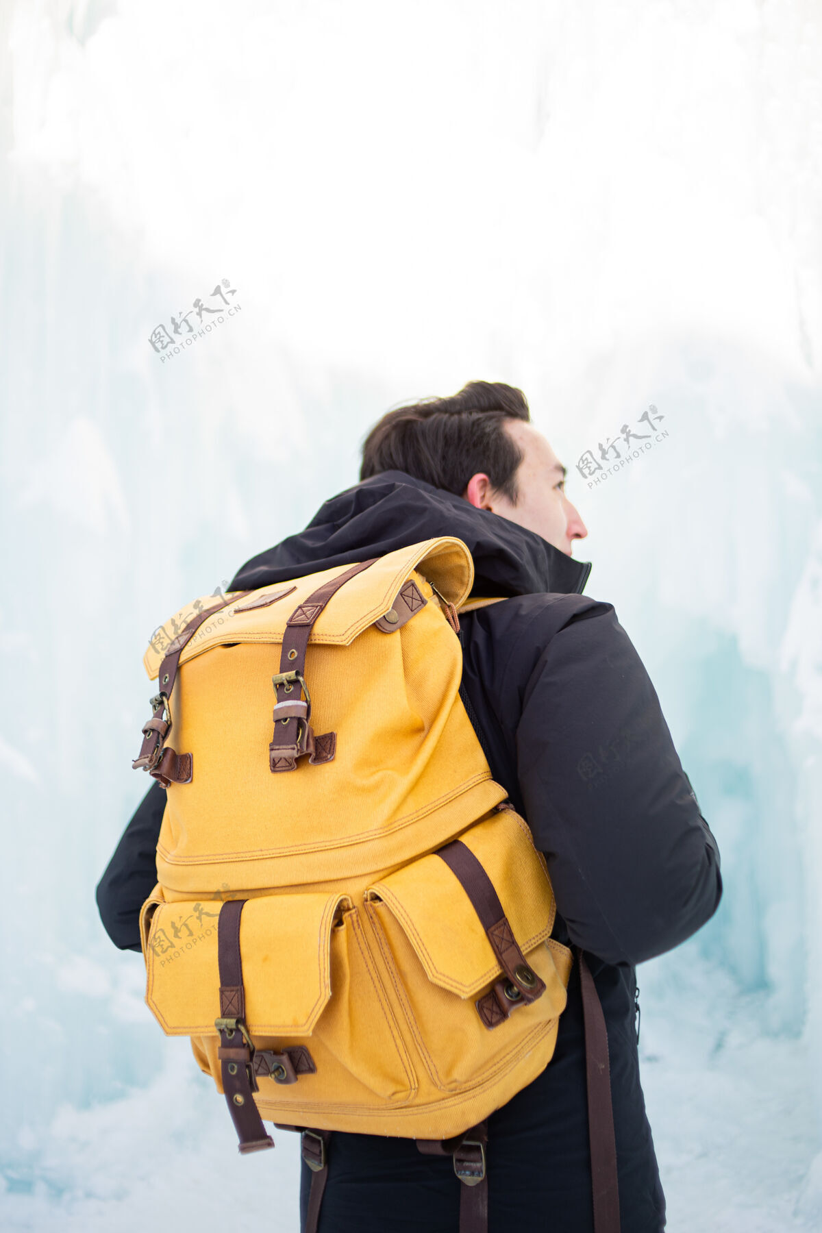 人穿黑色夹克和棕色背包的男人下雪冒险寒冷