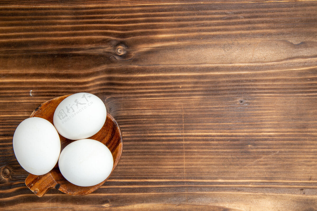 背景俯视整个生鸡蛋棕色木质背景餐食品早餐木鸡蛋膳食蛋壳