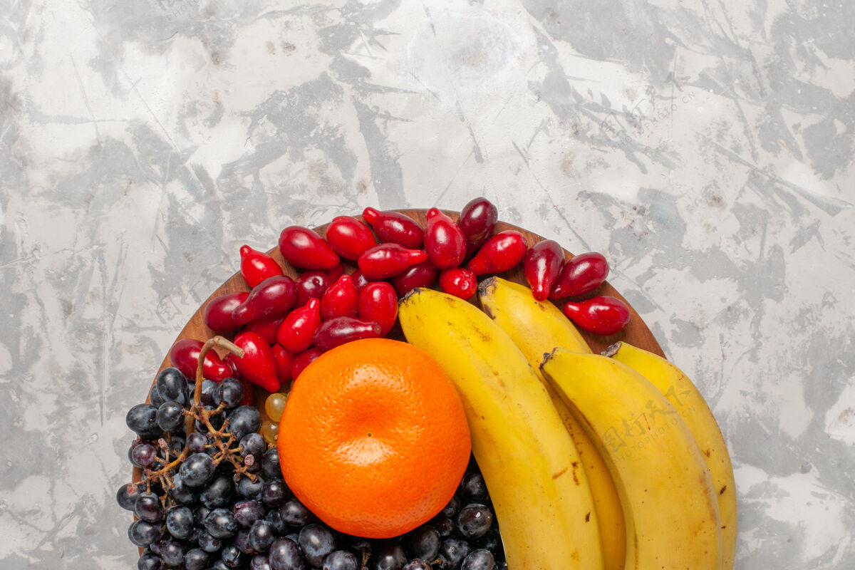 饮食顶视图新鲜水果成分香蕉山茱萸和葡萄白表面水果浆果新鲜维生素生的浆果水果