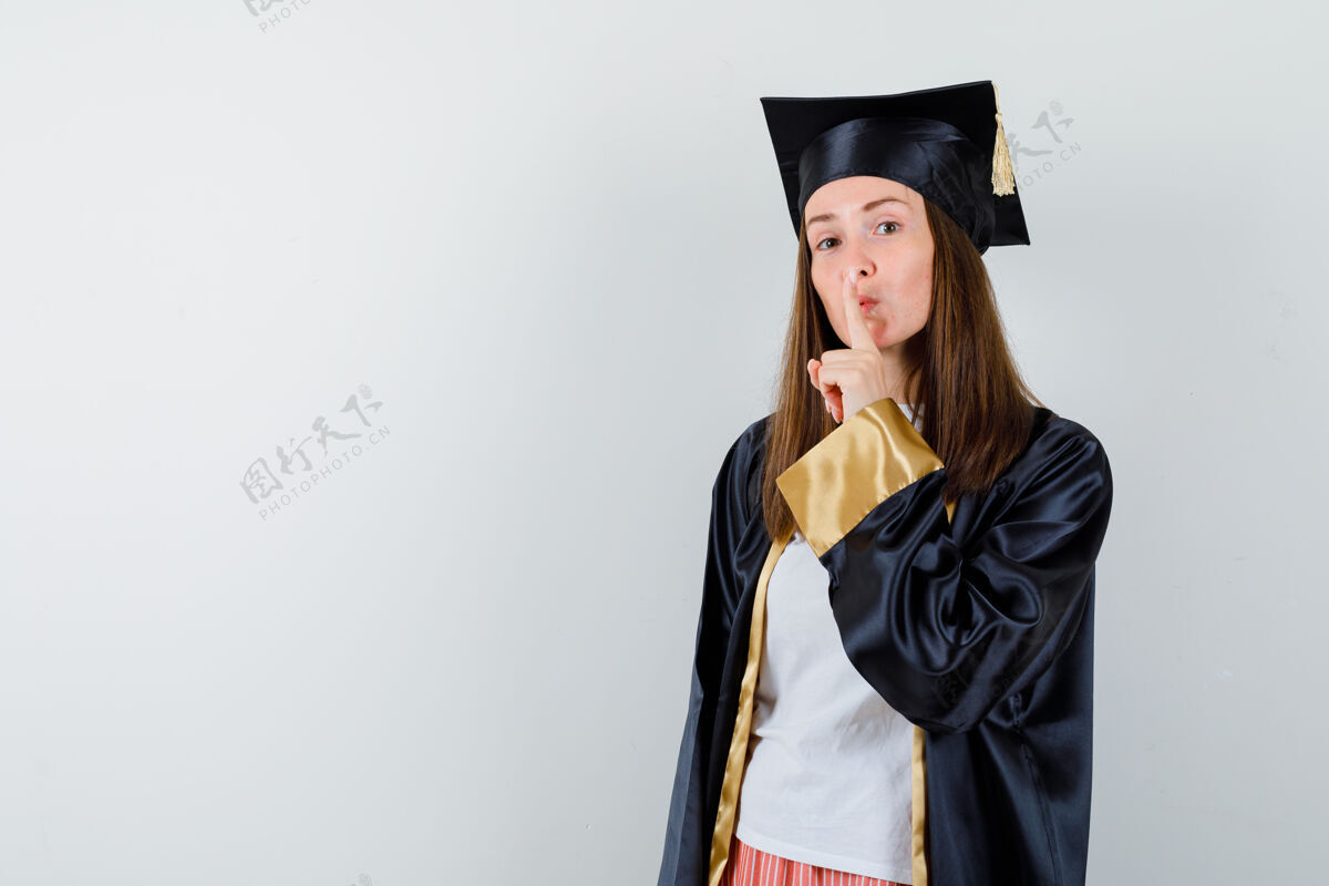 教育毕业的女人穿着休闲服 制服上显示出沉默的姿态 看起来很懂事 前视微笑长袍手势