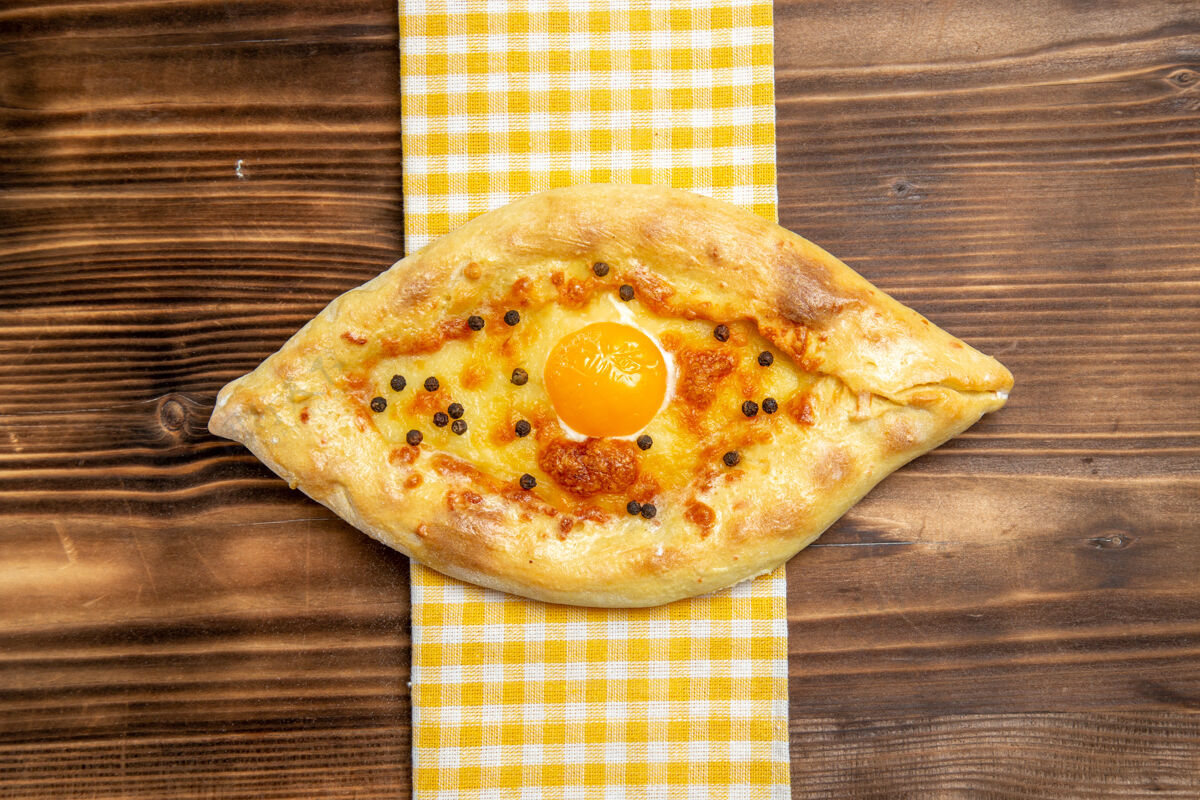 比萨饼顶视图美味的鸡蛋面包新鲜的烤箱上的木制桌子上的面包面包面包包早餐鸡蛋肉桌子新鲜