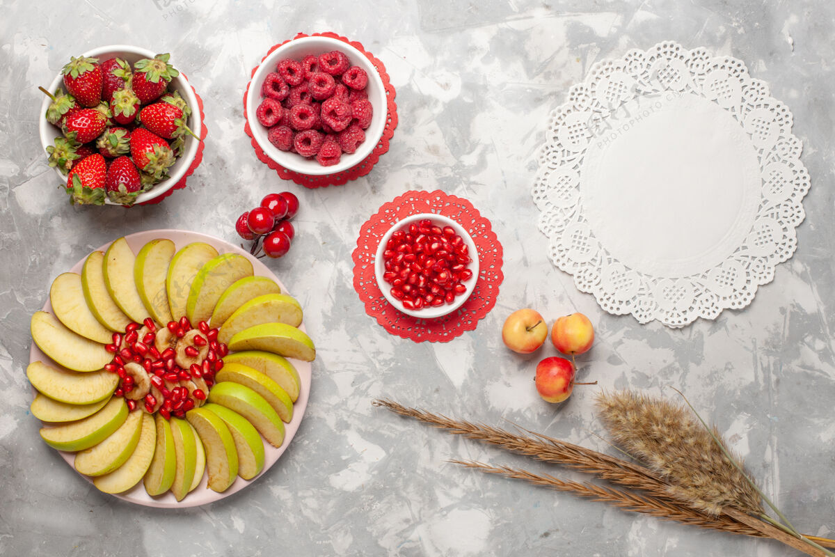 浆果顶视图切片青苹果与覆盆子和草莓在白色表面水果浆果热带异国情调的新鲜水果糖果草莓