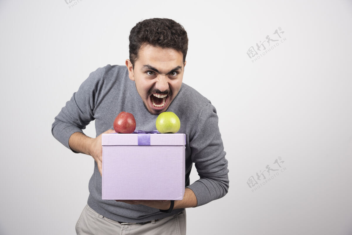 人类一个拿着紫色苹果盒的尖叫男人水果男人礼物