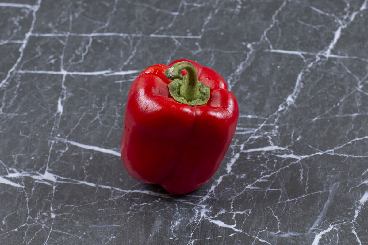天然新鲜的红辣椒放在大理石上辣椒粉有机蔬菜