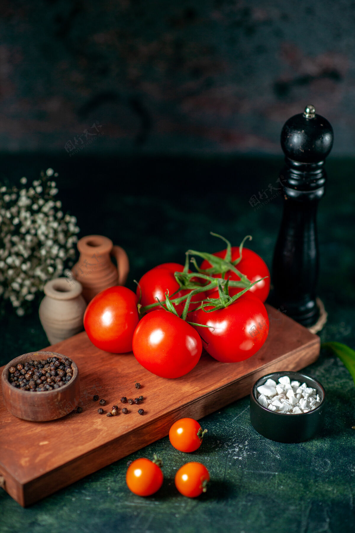 蔬菜前视图新鲜的红色西红柿在黑暗的背景下一餐新鲜饮食