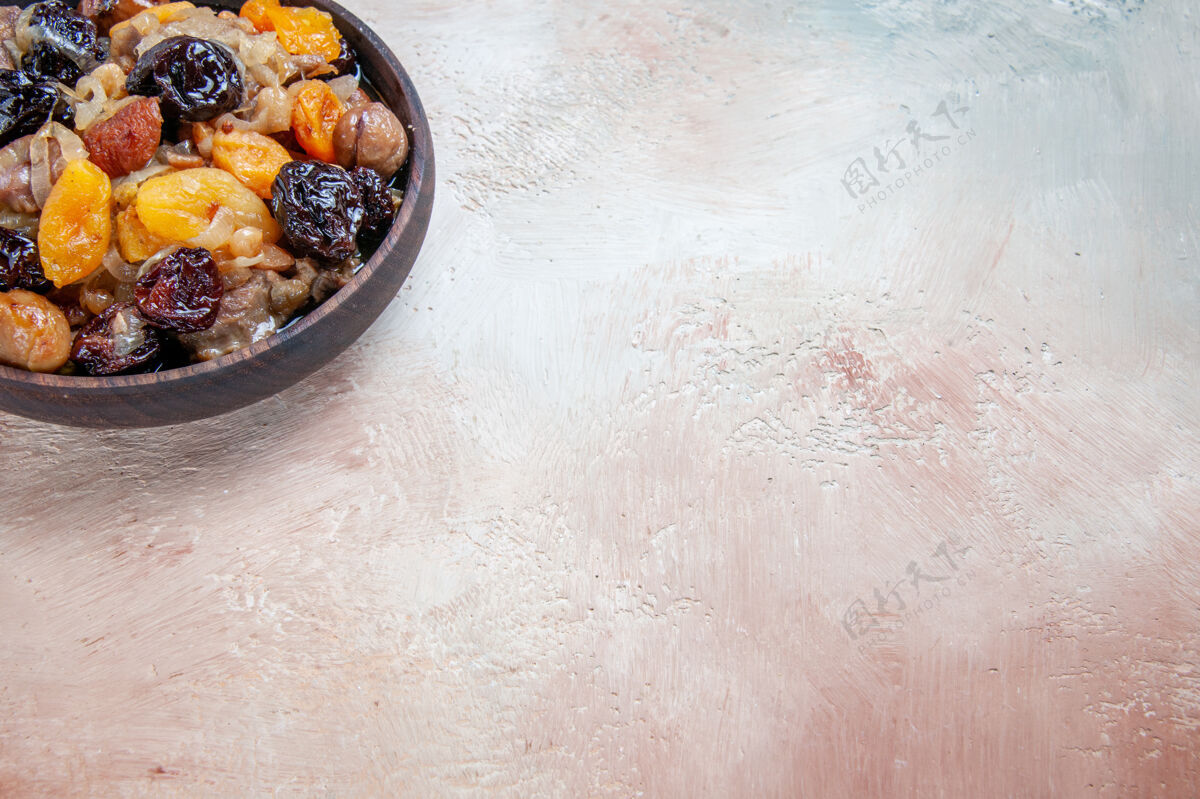 特写侧边特写查看肉饭一个开胃的米饭 干果 栗子肉饭在桌上复制空间健康水果