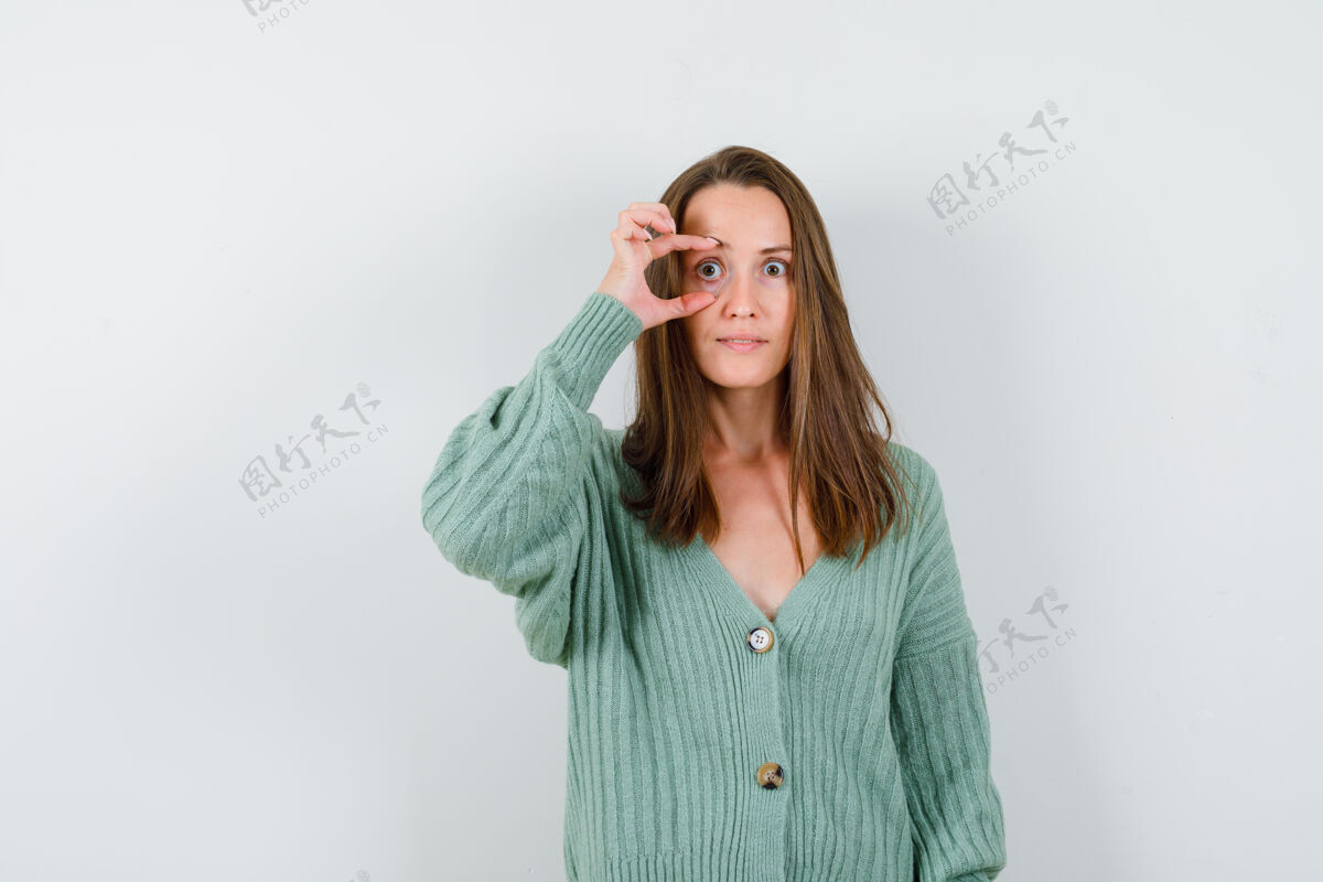 头发年轻女士的肖像睁开眼睛 手指在羊毛开衫和期待震惊的前视图手指开放健康