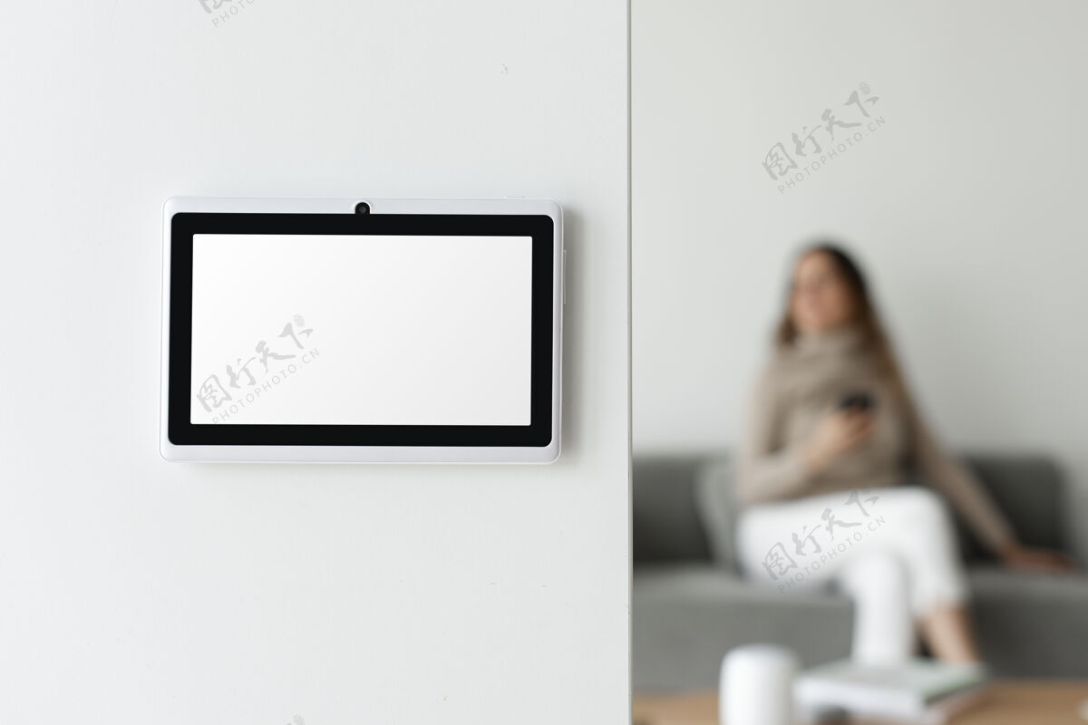 未来派墙上的家庭自动化面板显示器白屏女人客厅