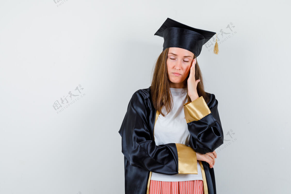 成就女毕业生穿着制服 休闲服头痛 看起来很疲惫 前视图制服欢呼学术
