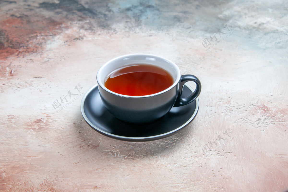 茶侧面特写镜头一杯红茶放在桌上早晨咖啡香料