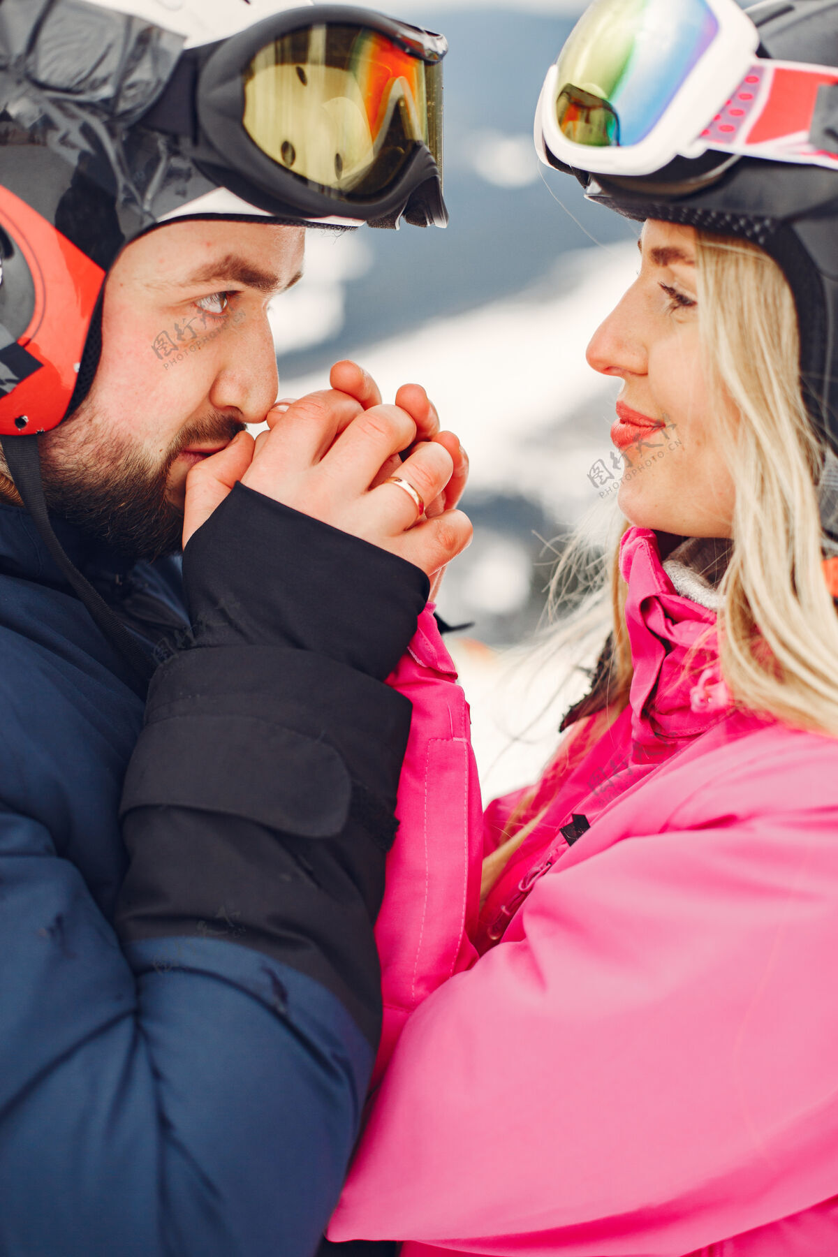 关系一对穿着运动服的情侣人们在山上度过寒假男人雪浪漫
