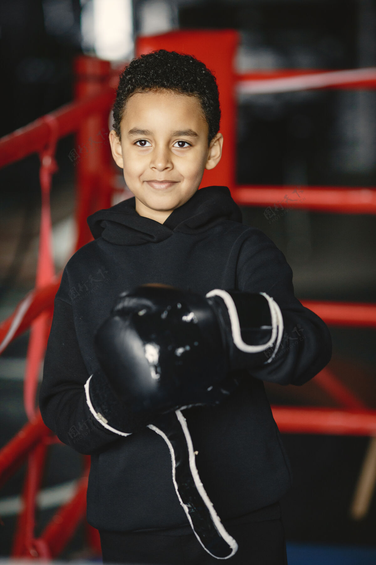 锻炼年轻勤奋的拳击手学习拳击孩子在体育中心孩子开始了一个新的爱好力量手运动