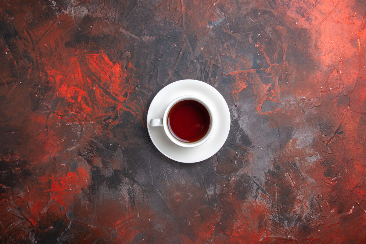 茶顶视图茶几上的深色茶色茶道容器咖啡因茶碟