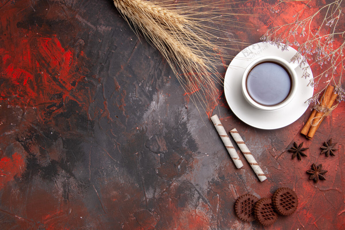 茶杯俯瞰一杯茶 黑桌子上放着巧克力饼干茶饼干饼干巧克力茶饼干