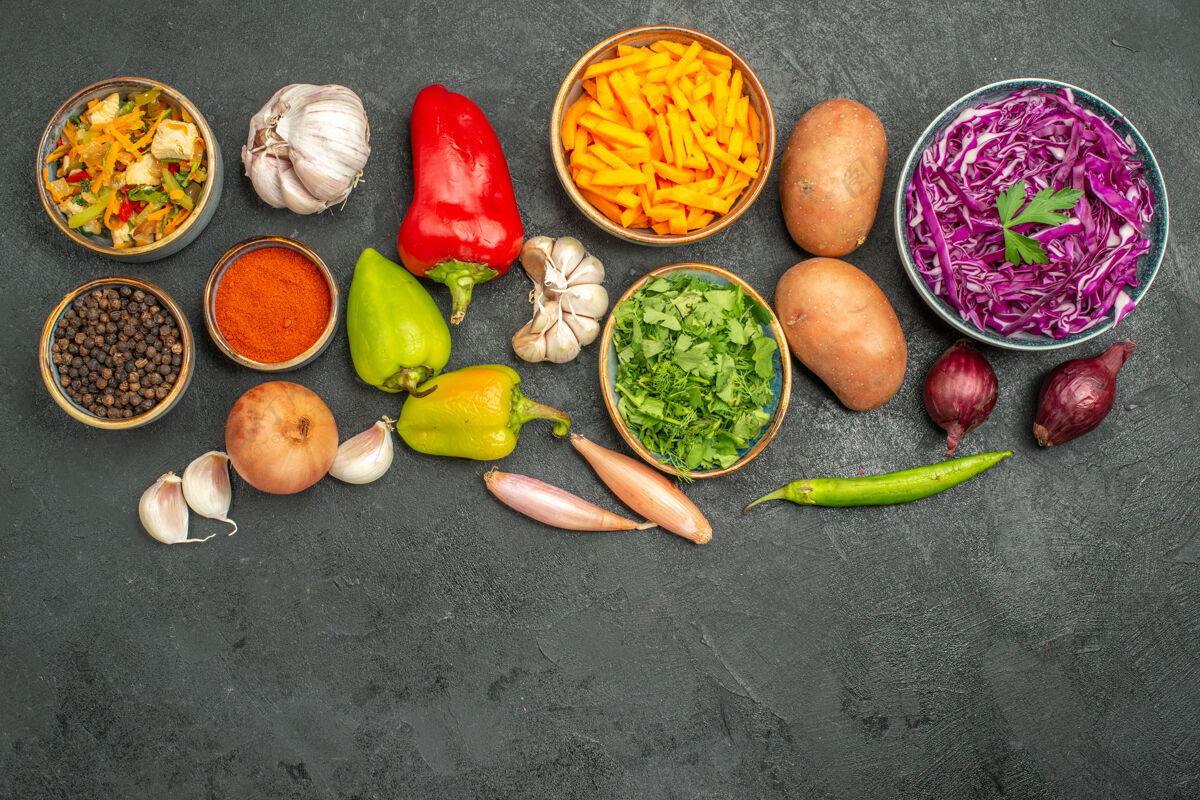 农产品顶视图鸡肉沙拉配蔬菜上深色餐桌一餐饮食健康洋葱黑新鲜