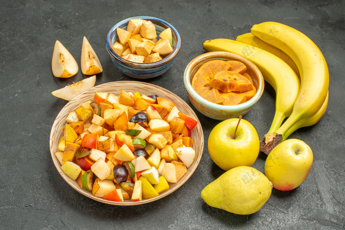 一餐前视图水果沙拉 深灰色桌上有新鲜水果切片前面食物柑橘