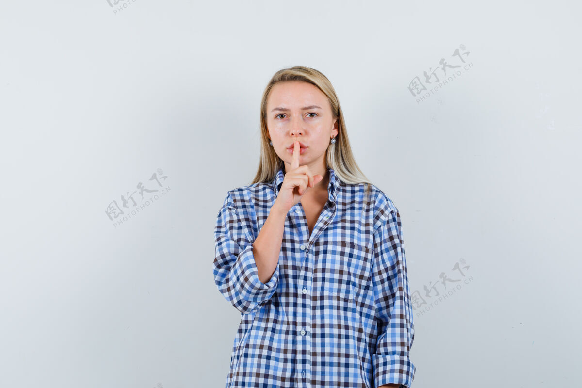 姿态金发女郎穿着格子衬衫 表现出沉默的姿态 看上去很小心女性检查显示