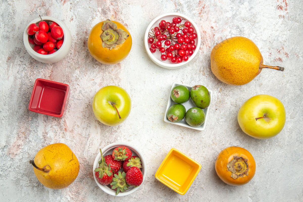 成熟顶视图水果组成不同的新鲜水果在白色的桌子上苹果食用水果不同
