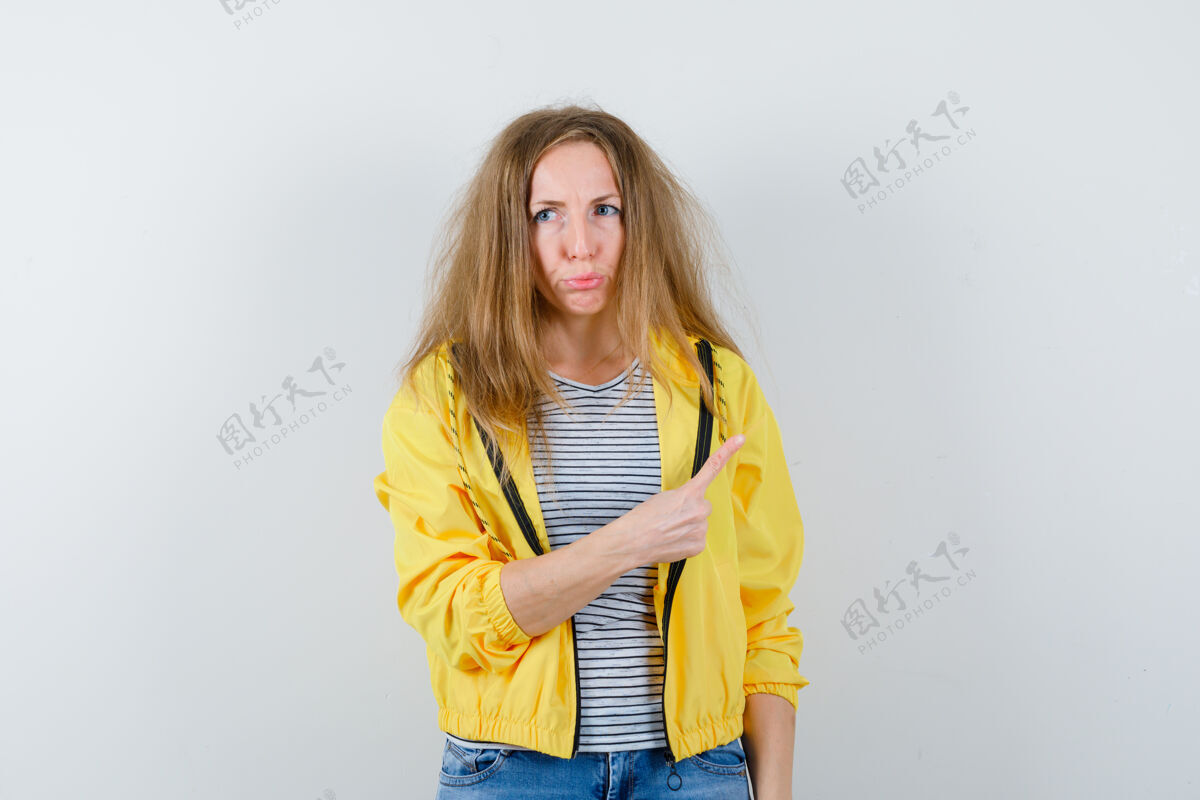 年轻穿着黄色夹克的金发女郎休闲姿态夹克