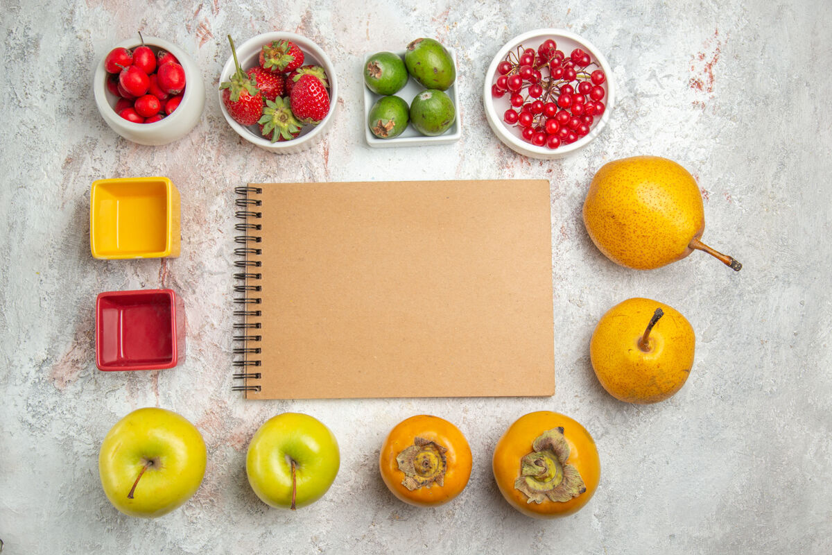 办公桌顶视图水果组成不同的新鲜水果在白色办公桌上健康不同新鲜