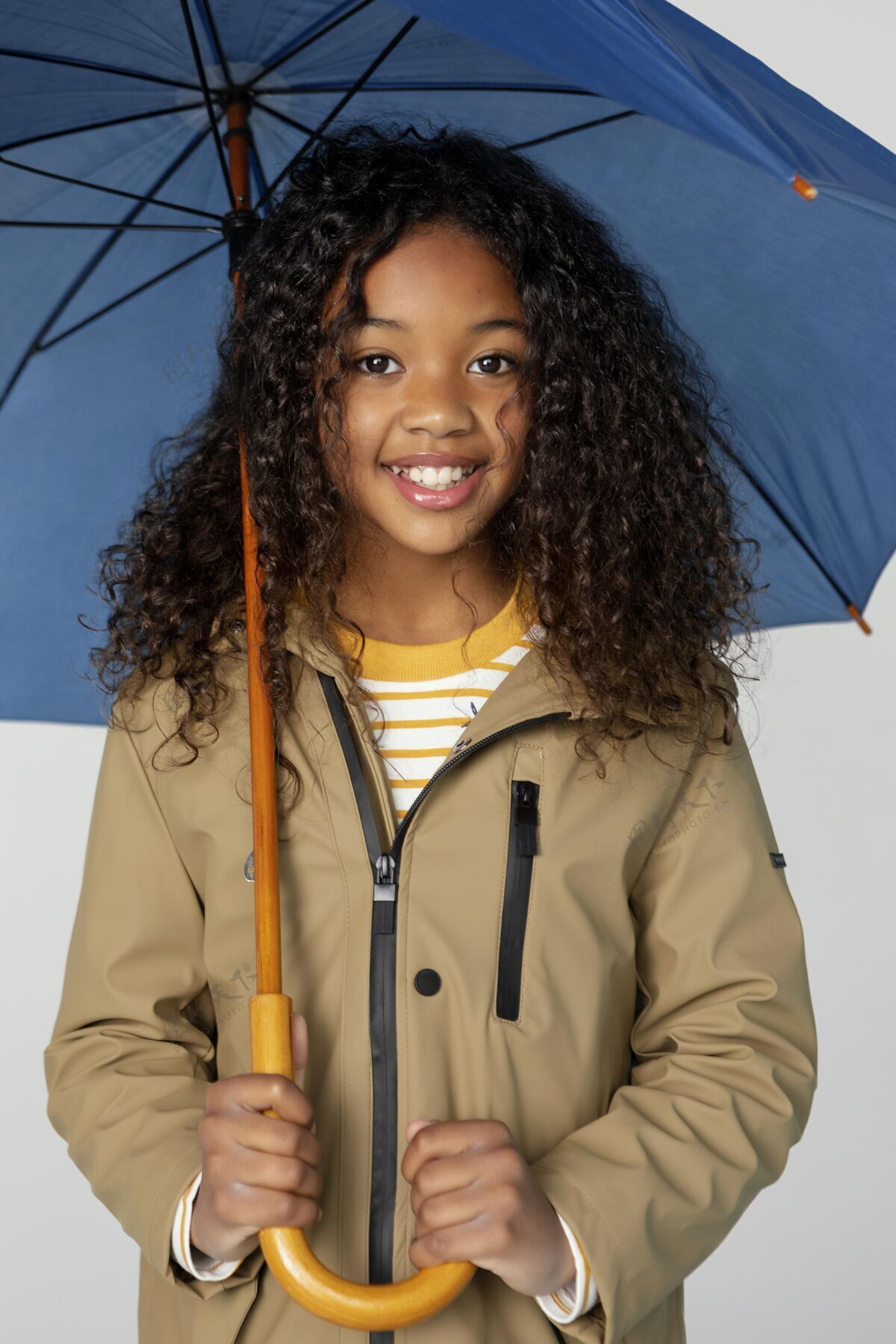 表情中枪女孩打着伞可爱雨伞肖像