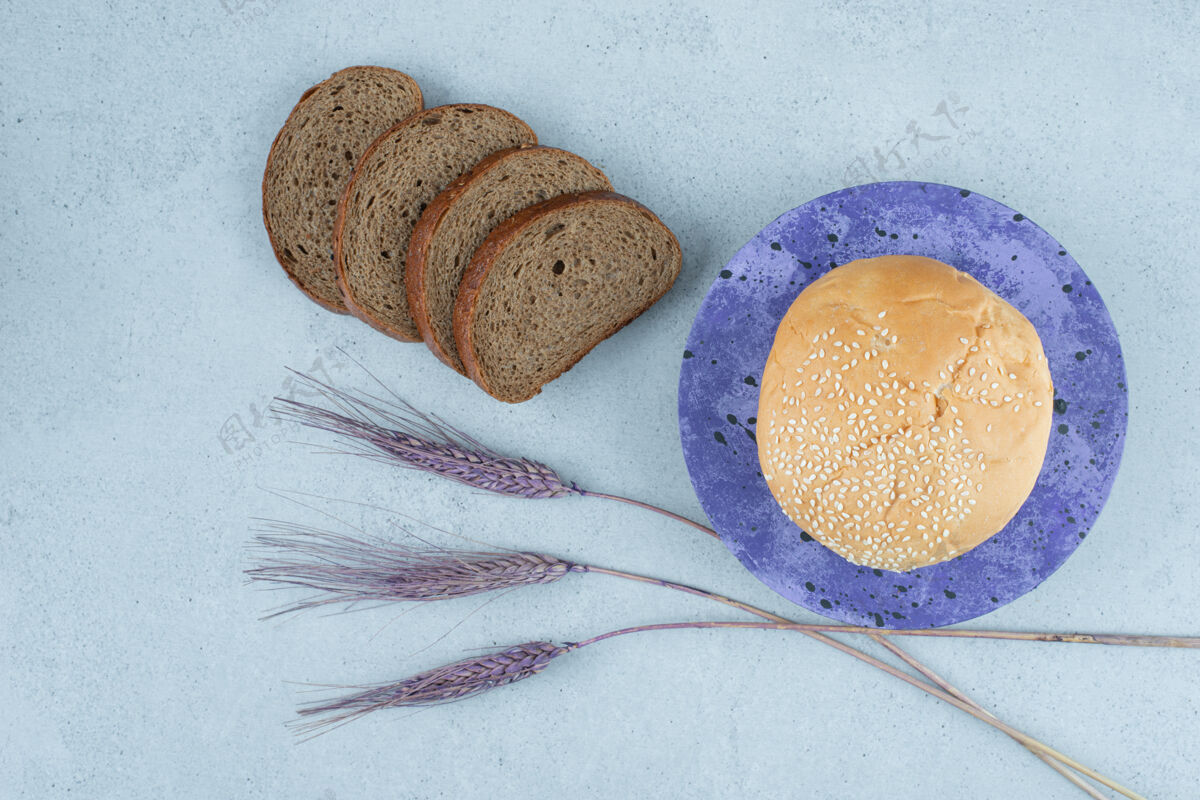 硬皮两种面包放在石头上 上面有小麦美味谷类面包
