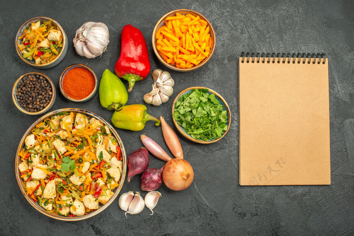 健康顶视图鸡肉沙拉配蔬菜黑餐桌减肥健康餐健康肉蔬菜