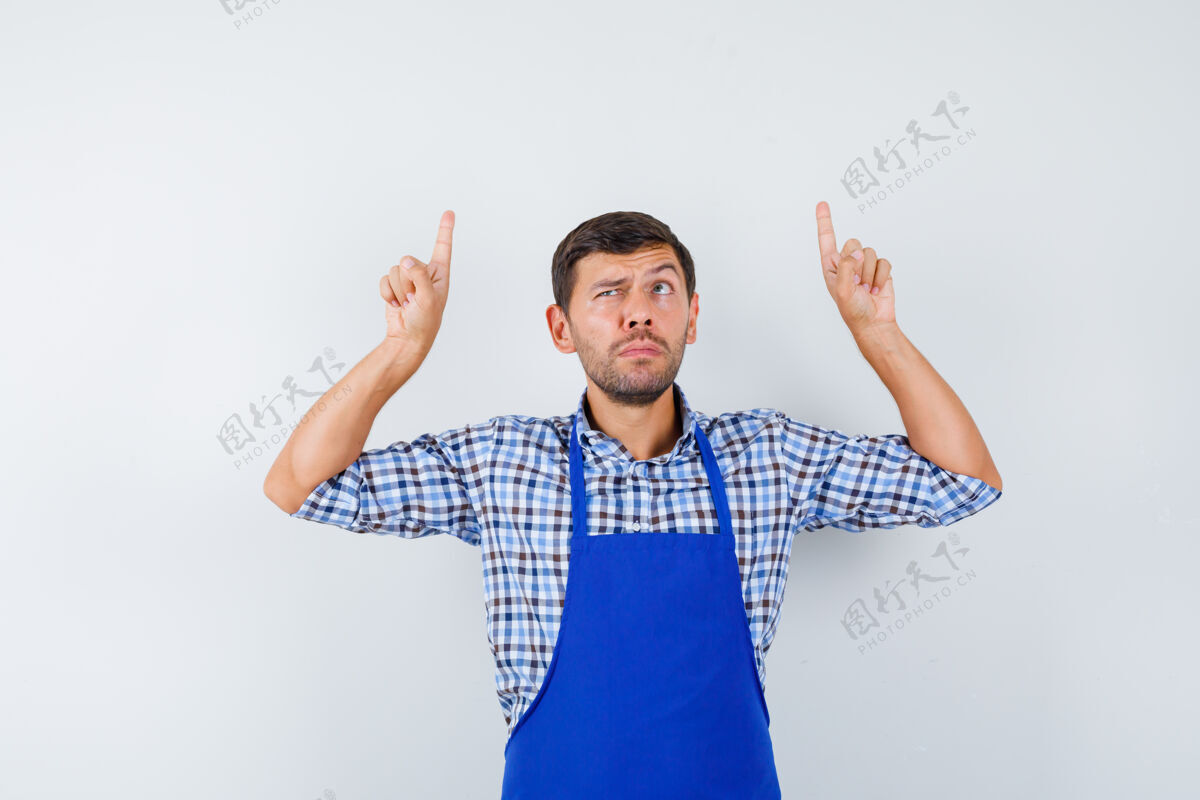 帅哥穿着蓝色围裙和衬衫的年轻男厨师烹饪成人衬衫