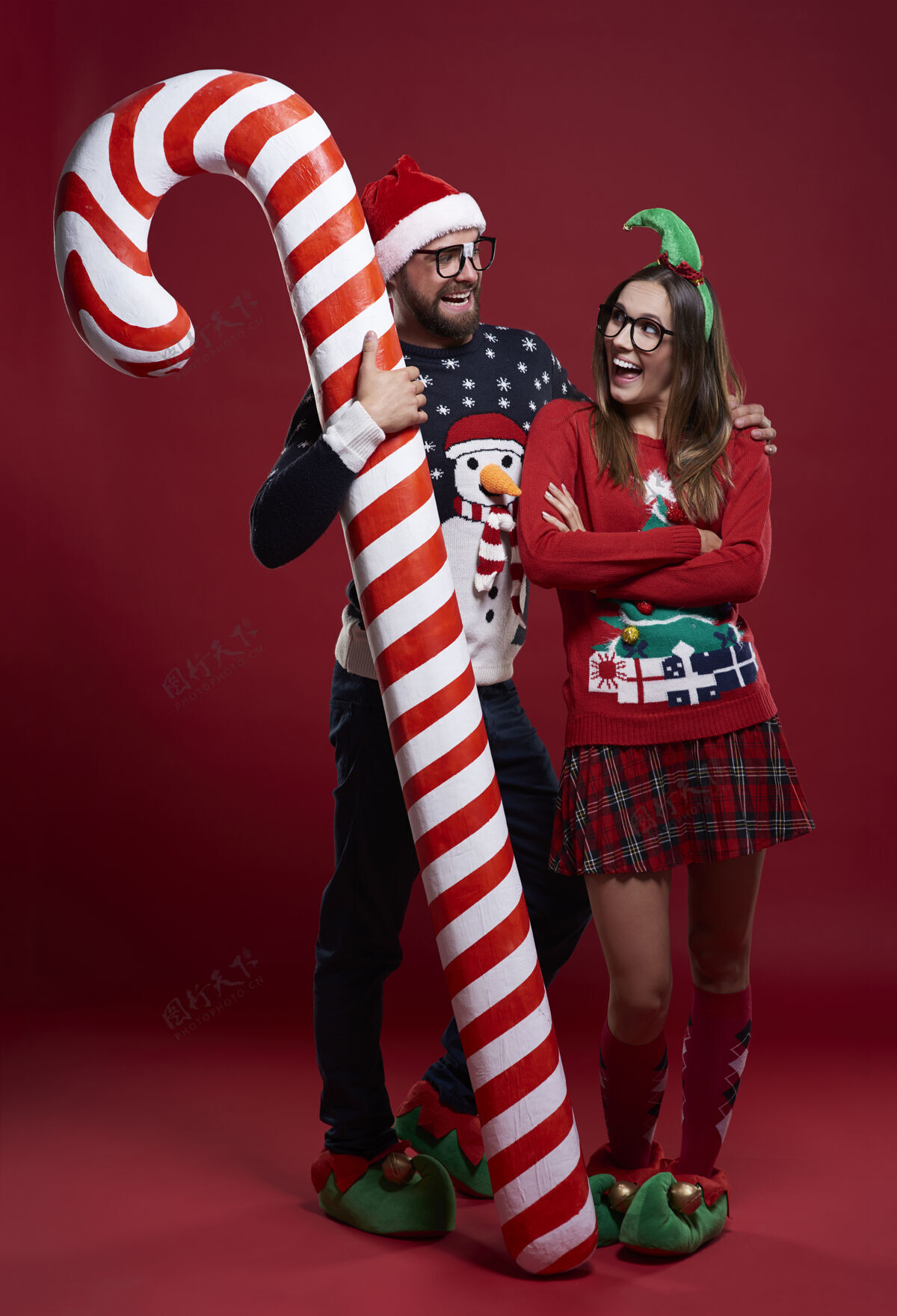 邦德男人拥抱糖果藤和他的女朋友糖果手杖男人圣诞节
