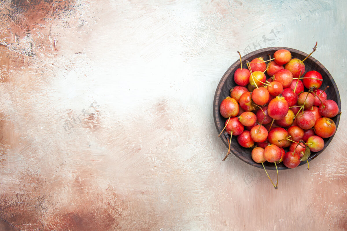 顶樱桃顶视图桌上碗里的开胃樱桃樱桃浆果食物
