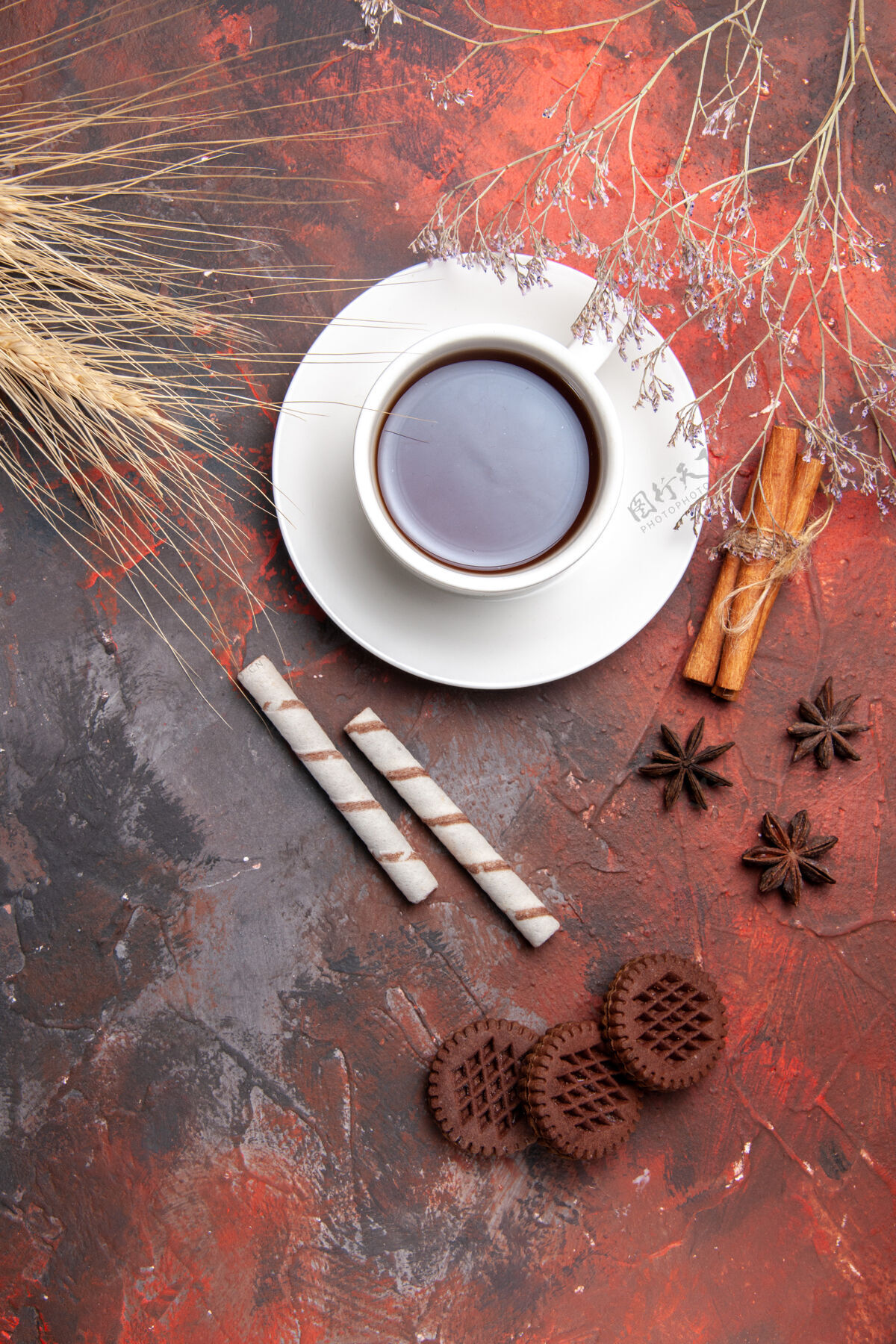 巧克力一杯茶加巧克力饼干放在一张深色的茶几上 茶饼干饼干马克杯早餐饼干