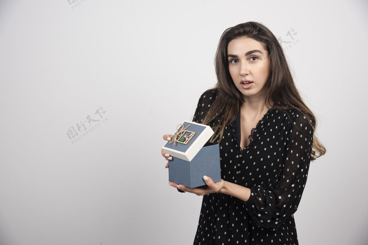 女人拿着一个空蓝盒子的年轻女人情感女孩成人