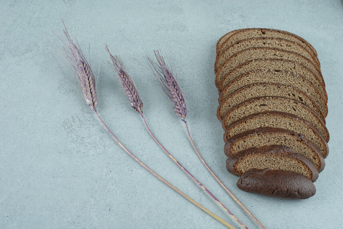 自制石头面上的黑面包片和小麦食品顶视图新鲜