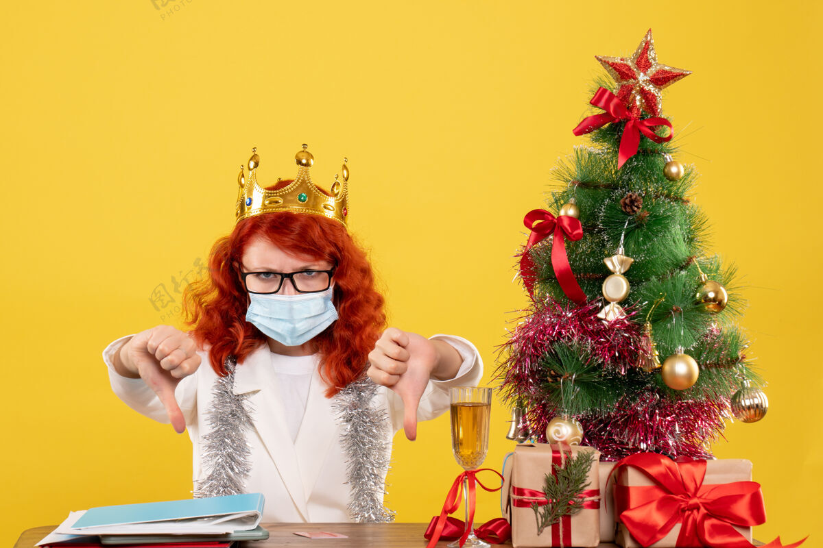周围圣诞节前后戴着无菌口罩的女医生呈现在眼前娱乐节日消毒