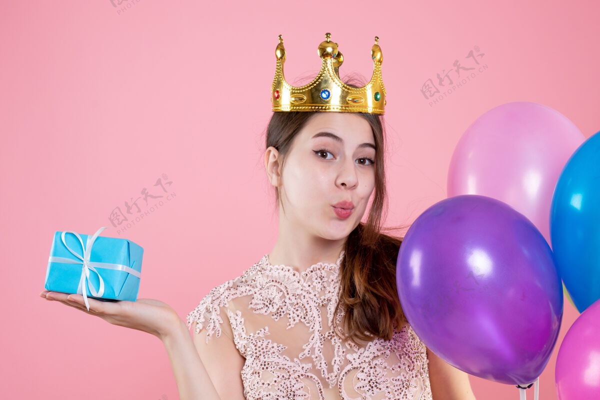 公主特写前视图可爱的聚会女孩与皇冠举行礼物和气球成人气球可爱