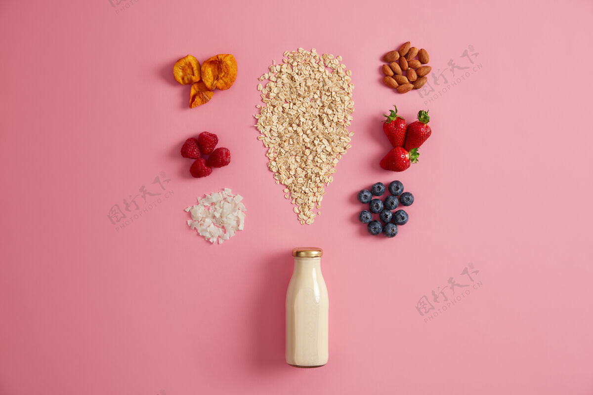 水果麦片和各种美味的配料 用于制作早餐植物奶 燕麦 浆果和干果 用于制作美味的早餐粥健康的生活方式 营养 健身理念草莓谷类浆果