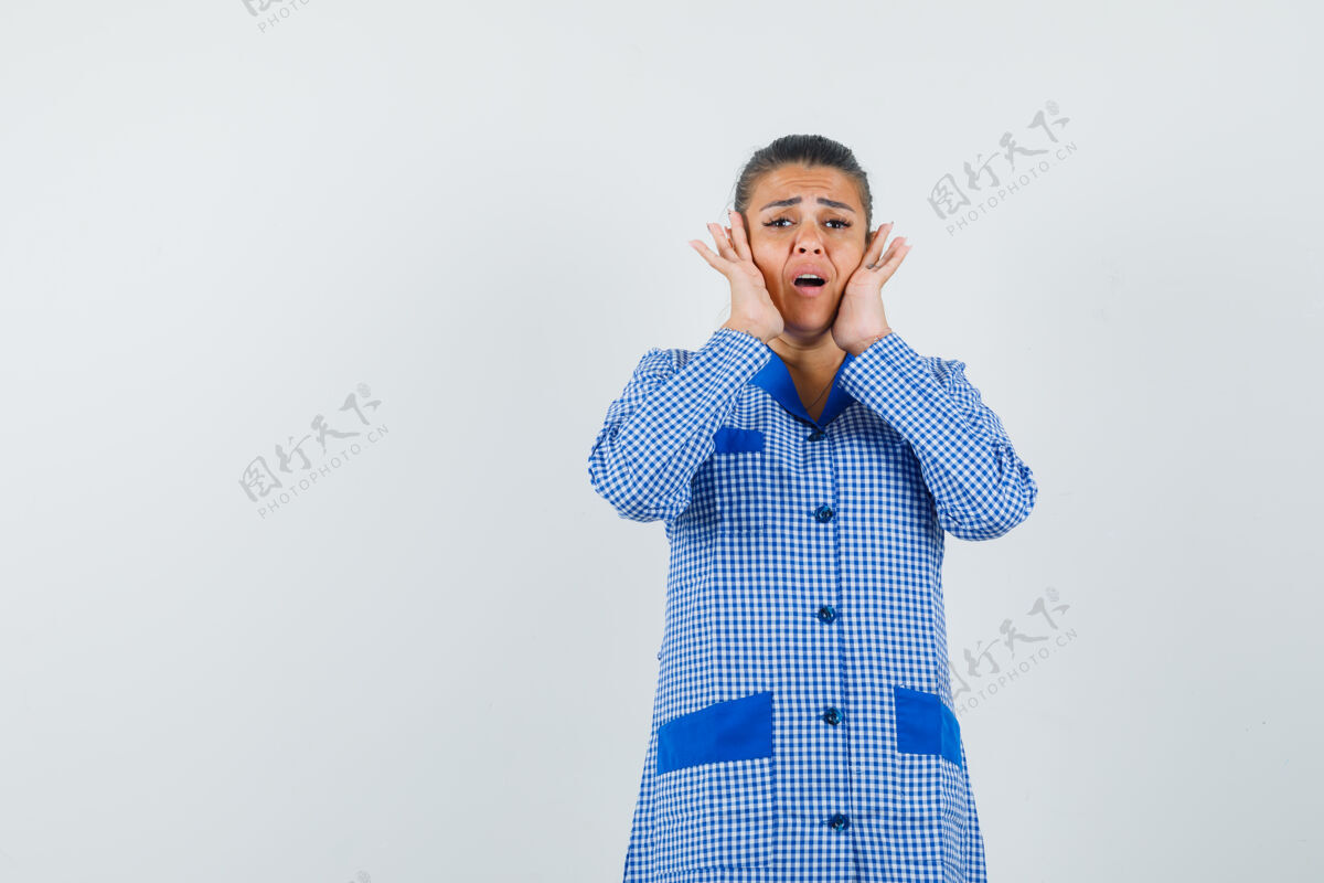 亚洲一个年轻的女人手拉着手 试图打电话给一个穿着蓝色方格布睡衣的人 看起来很漂亮 正对着她女孩成人新鲜