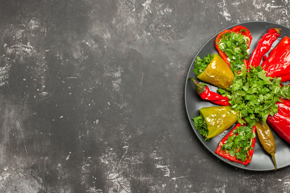 盘子顶部特写镜头五颜六色的胡椒不同种类的胡椒与草药放在桌子上烹饪五颜六色的胡椒粉食物
