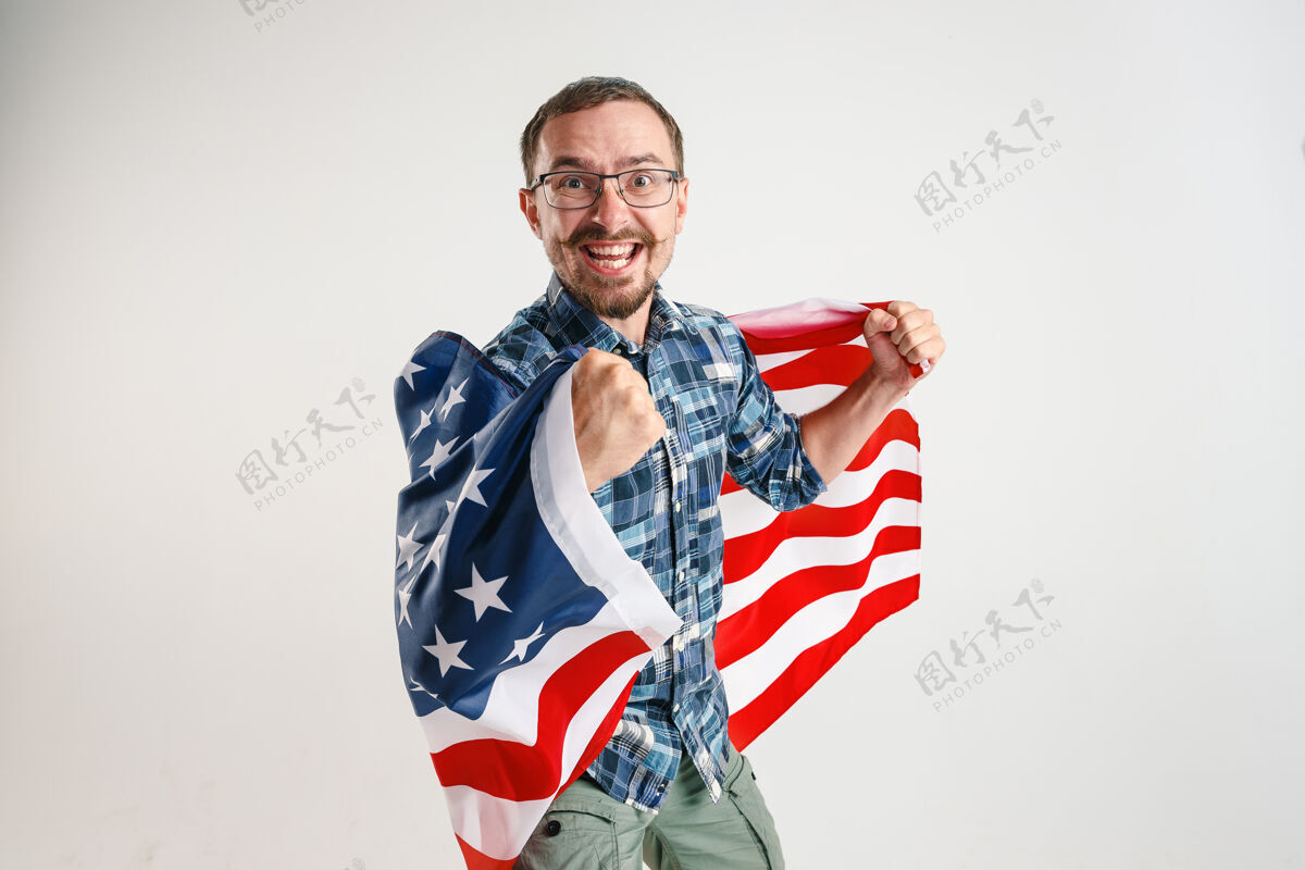 国旗拿着美国国旗的年轻人男人白色男性