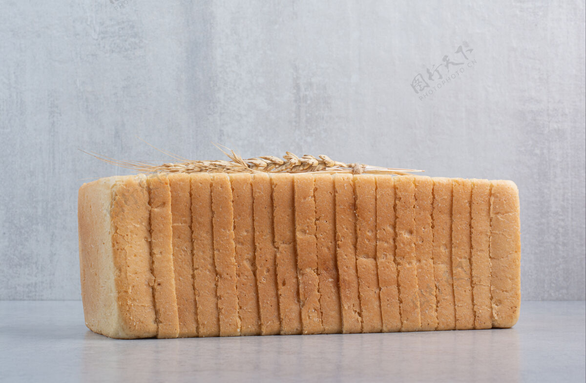 面包自制面包片在石头表面与小麦面包营养石头
