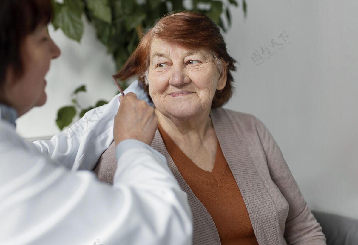 室内特写护士刷女人头发近距离社会老年人