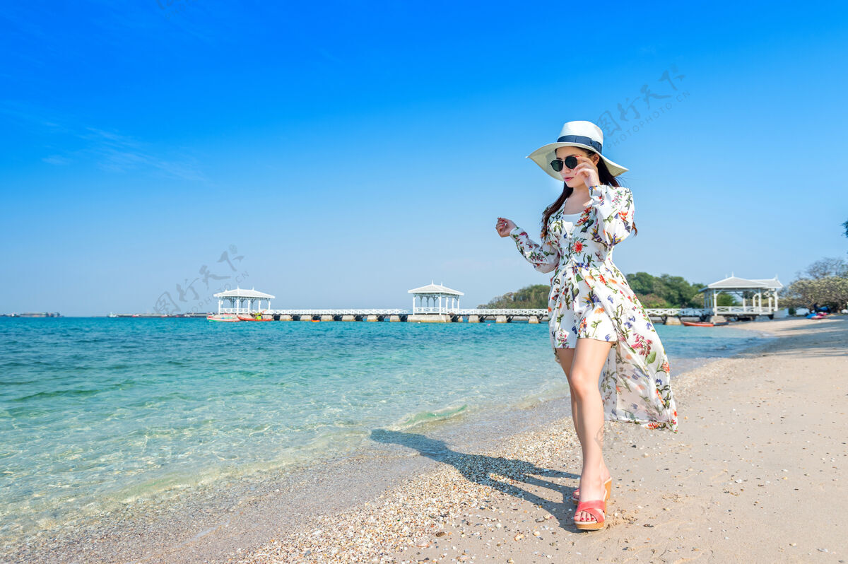 海岸泰国思昌岛 一位年轻女子在沙滩上散步泰国身体健康