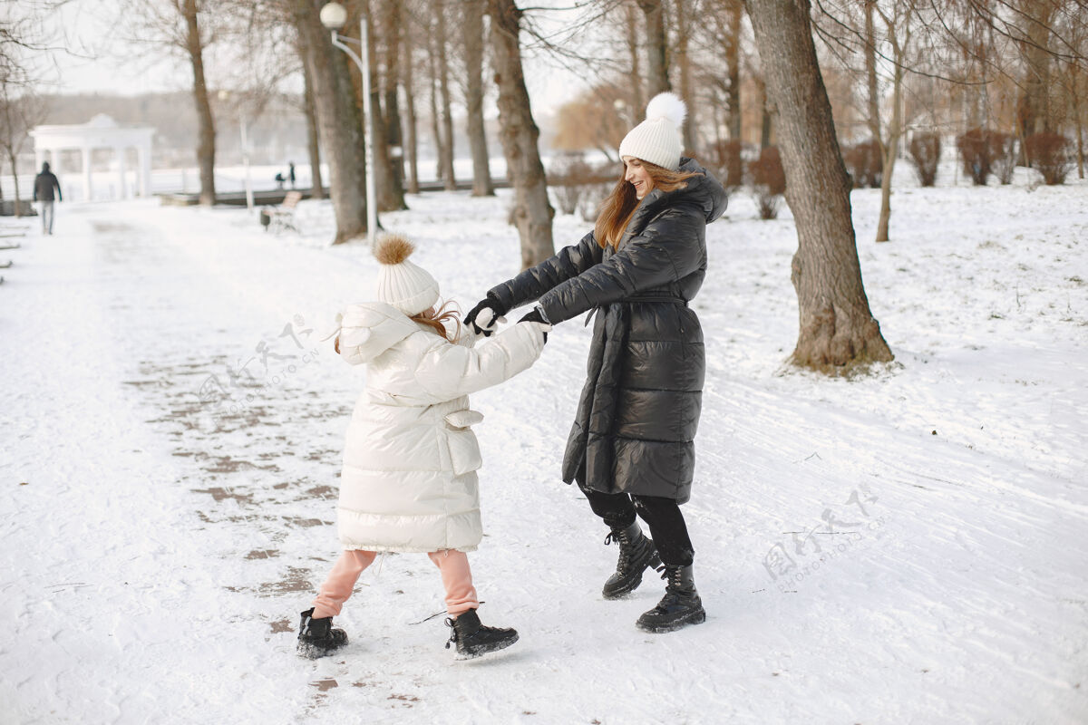 乐趣一家人在度假时戴着编织的冬帽毛衣雪地童年