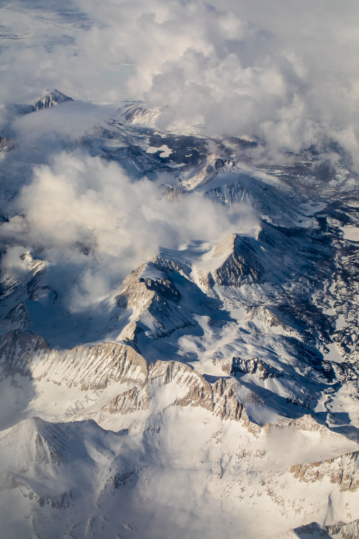 鸟瞰雪山的天空冰景观冰川