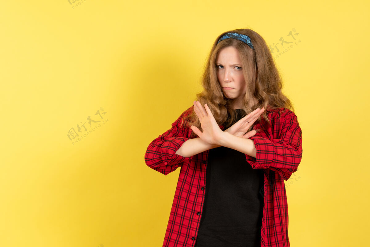 黑发正面图穿红色格子衬衫的年轻女性 黄色背景 人色模特 女性情感衬衫头发情感